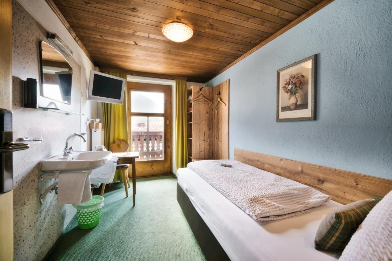 Single Room,697856274:JPEG